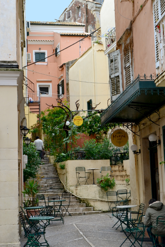 Cafe vor den Treppen der Altstatdt Korfus